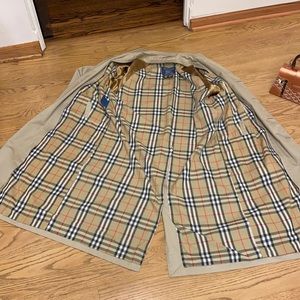 🔥SALE🔥Burberry’s Trench Coat with an interior lining